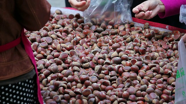 中国陕西西安街头市场的LS食品和购物者视频素材