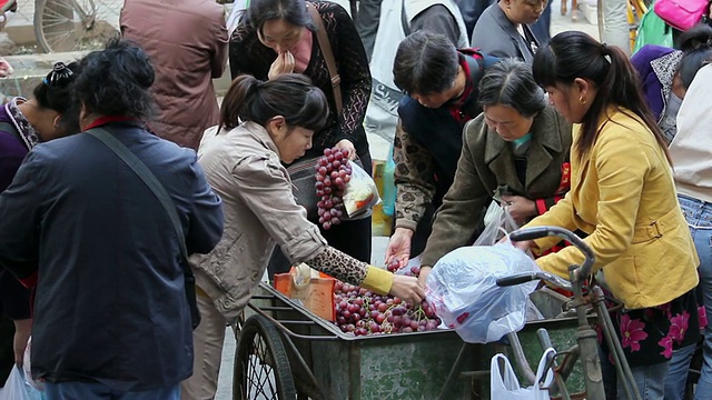 MS食品和购物者在街道市场/西安，陕西，中国视频素材