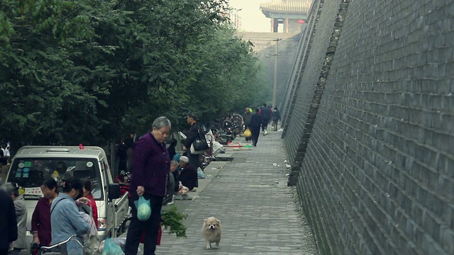 中国陕西西安日落古城墙附近的LS街市场视频素材