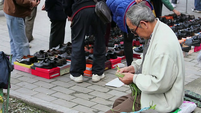 MS Man修剪蔬菜街市场/西安，陕西，中国视频素材