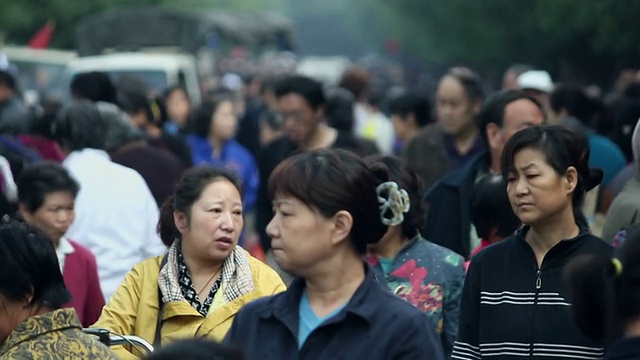 中国陕西西安街头市场的LS人群视频素材