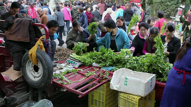 中国陕西西安街头市场的各种食品和购物者视频素材