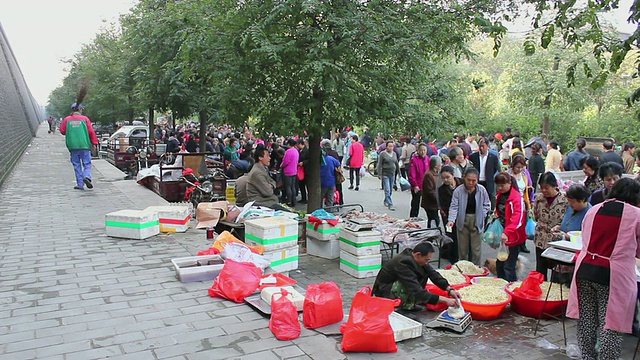 陕西西安街头市场的各种食品和购物者视频素材