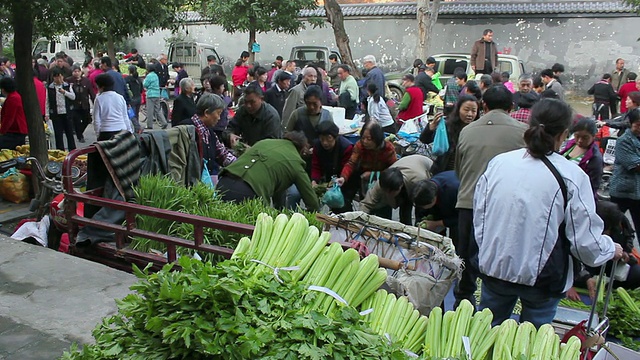 陕西西安街头市场的各种食品和购物者视频素材