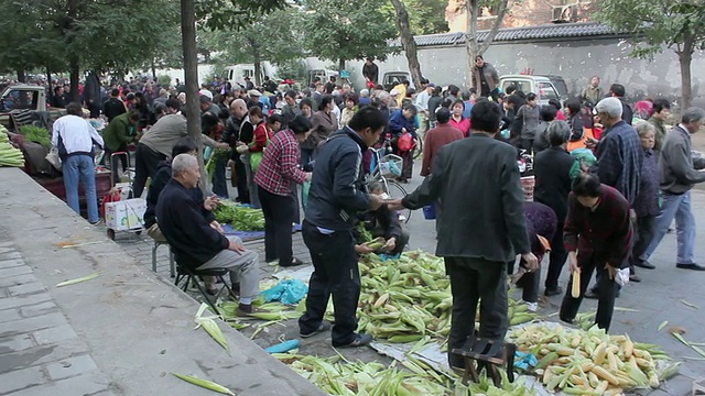 中国陕西西安街头市场的各类食品和购物者视频素材