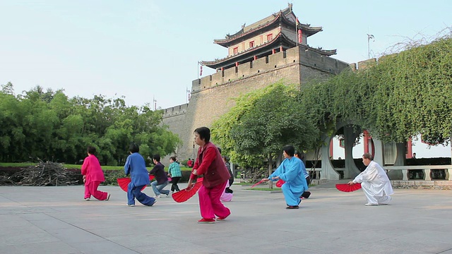 中国陕西西安城墙公园，WS LA亚洲女性与粉丝一起锻炼视频素材