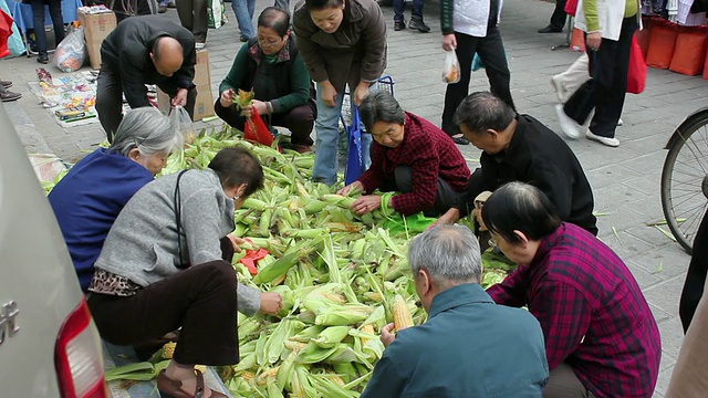 陕西西安街头市场的食品和购物者视频素材