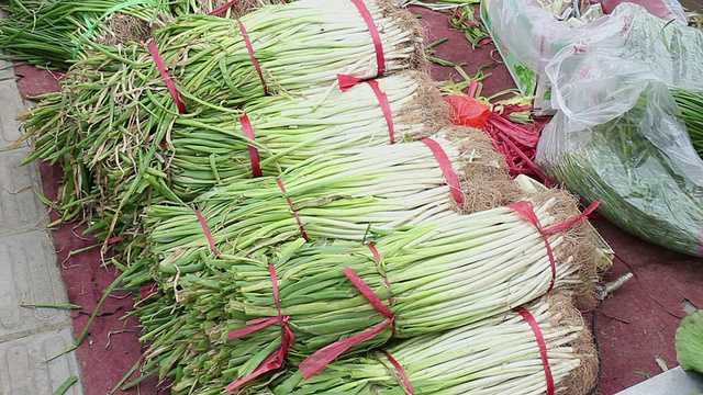 中国陕西西安街头市场的各种食品和购物者视频素材