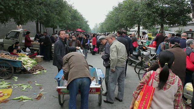 陕西西安街头市场的各种食品和购物者视频素材