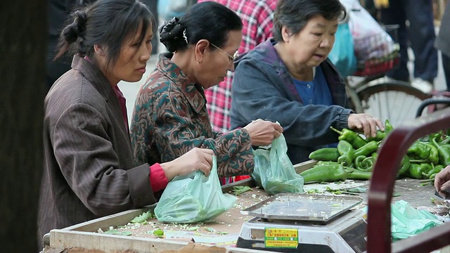 MS食品和购物者在街道市场/西安，陕西，中国视频素材