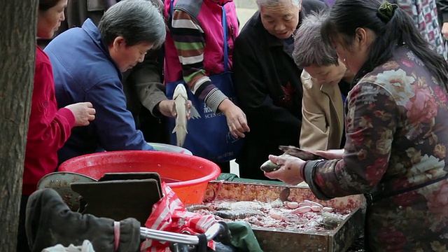 MS食品和购物者在街道市场/西安，陕西，中国视频素材