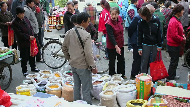 中国陕西西安街头市场的各种食品和购物者视频素材