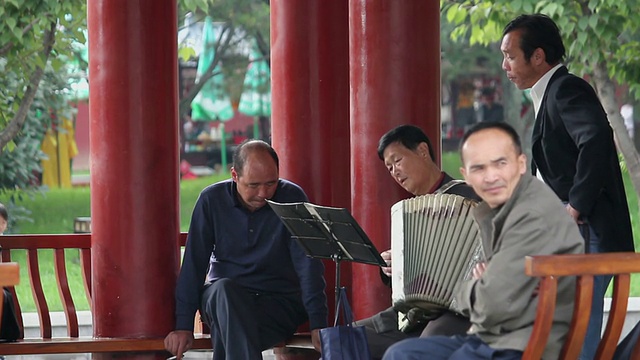 人们在公园里唱歌/西安，陕西，中国视频素材