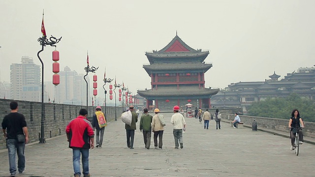 中国陕西西安古城墙上的人视频素材