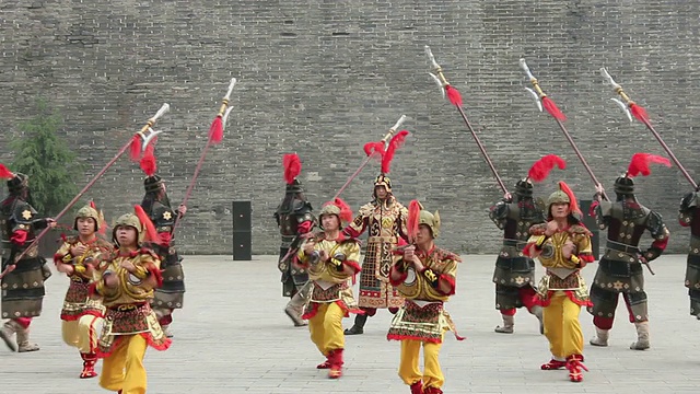 中国陕西西安城墙上身着制服的古代战士视频素材