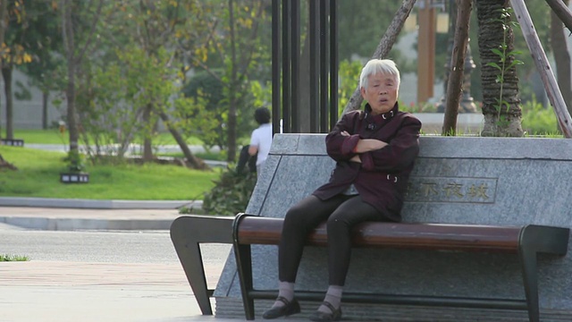 LS女人坐在长凳上/陕西西安，中国视频素材