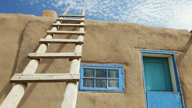 靠在土坯建筑上的木质梯子，陶斯普韦布洛，美国新墨西哥州视频素材