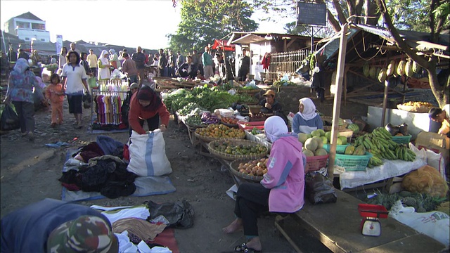 中镜头右-男人和女人在户外食品市场/泰国Ban Dung视频素材