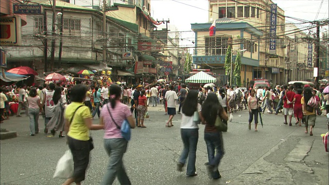 广角锁定-城市街道上挤满了行人/菲律宾马尼拉视频素材