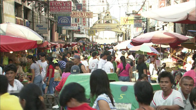 长镜头广角缩小-城市街道挤满了购物者和街头小贩摊位/菲律宾马尼拉视频素材