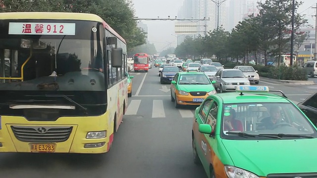 中国陕西西安城市街道上的交通视频素材