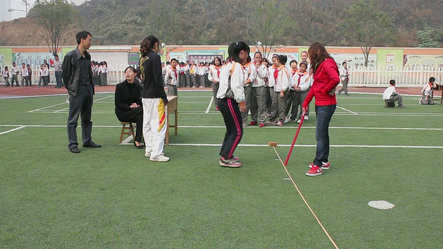 中国陕西西安，MS School的学生在学校操场上做跳远视频素材