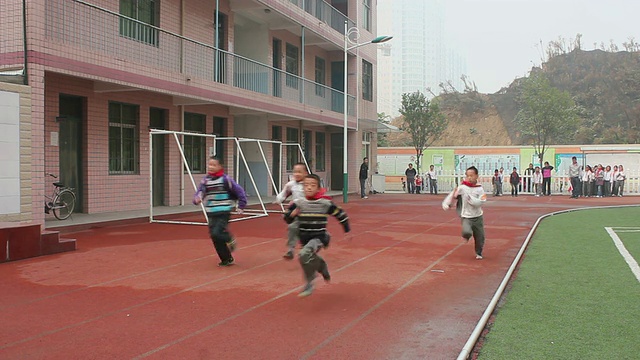 中国陕西西安，MS School的学生在学校操场上跑步比赛视频素材