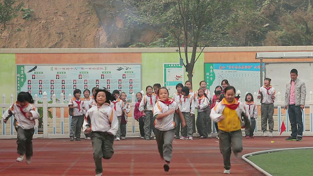 中国陕西西安，LS学校的学生在学校操场上跑步视频素材