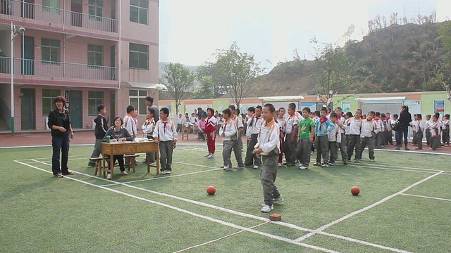 WS学校的学生在学校操场上做运动/西安，陕西，中国视频素材