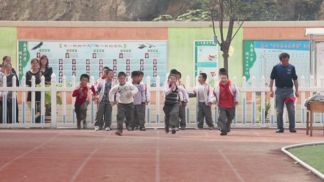 中国陕西西安，LS学校的学生在学校操场上跑步视频素材