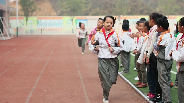 中国陕西西安，MS School的学生在学校操场上跑步比赛视频素材