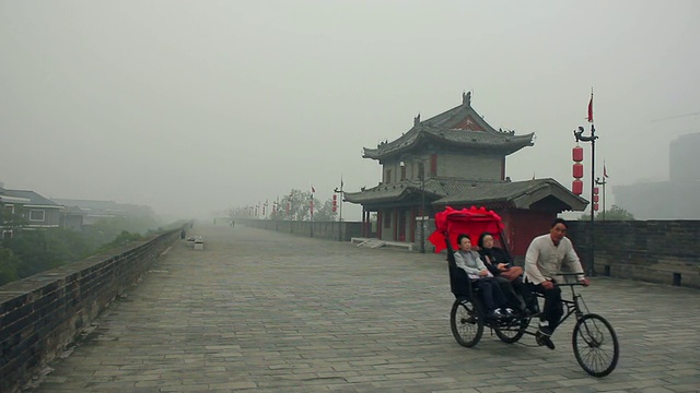 雾天的WS游客在古城墙上/陕西西安，中国视频素材