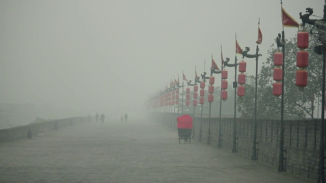 雾天，LS游客在古城墙上/陕西西安，中国视频素材