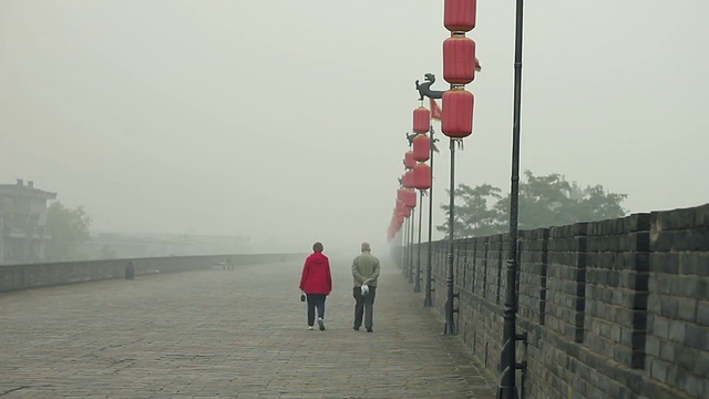 雾日，中国陕西西安古城墙上的MS游客视频素材