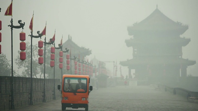 大雾天的LS古城墙和古塔/陕西西安，中国视频素材