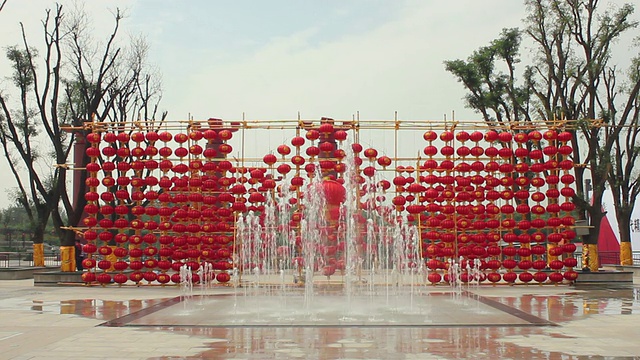 MS红灯笼庆祝节日和喷泉公园/西安，中国陕西视频素材