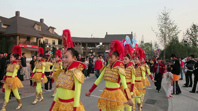 中国陕西西安，人们穿着五颜六色的服装和游行视频素材