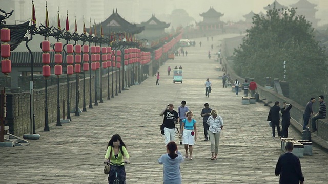 日落时分绵延的古城墙/中国陕西西安视频素材