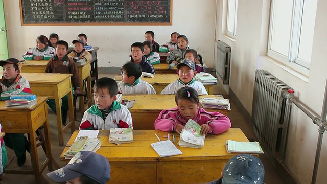 潘小姐在农村教室里的学生们/宝鸡，中国陕西视频素材