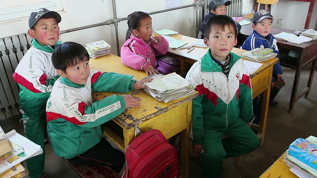 WS PAN学生在农村教室里/宝鸡，陕西，中国视频素材