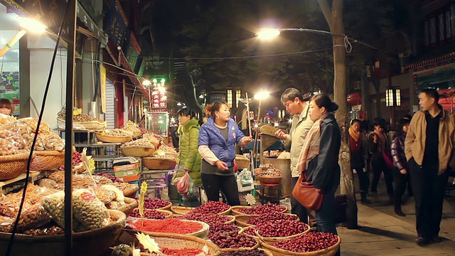 中国女士夜市/西安,陕西视频素材