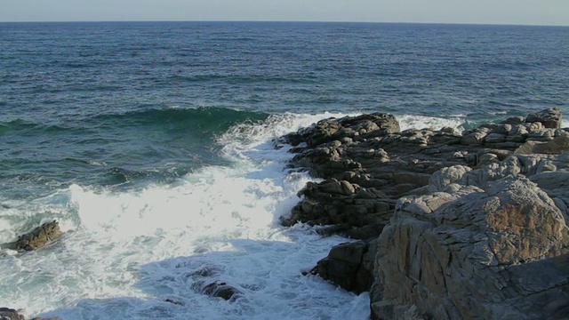 希腊克里特岛，海浪撞击岩石视频素材