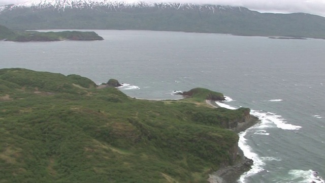 低空中，美国，阿拉斯加，卡特迈国家公园，卡特迈海岸线，雪山在远处视频素材