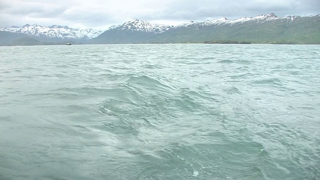 后方POV，美国，阿拉斯加，卡特迈国家公园，船在卡特迈海岸线，雪山在远处视频素材