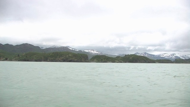 SIDE POV，美国，阿拉斯加，卡特迈国家公园，船在卡特迈海岸线，雪山在远处视频素材