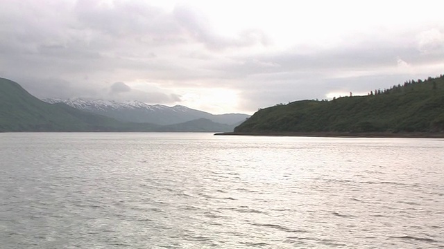 SIDE POV，美国，阿拉斯加，卡特迈国家公园，船在卡特迈海岸线，雪山在远处视频素材