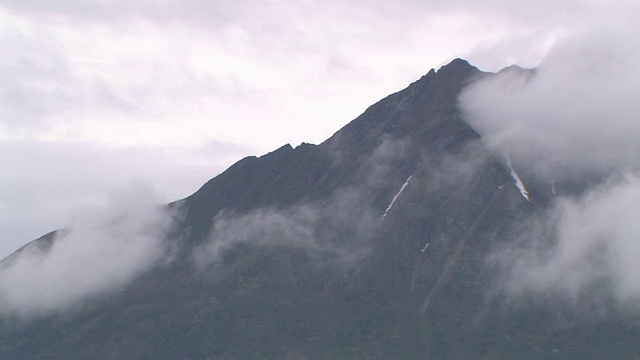 美国，阿拉斯加，卡特迈国家公园，低云和雾的山峰视频素材