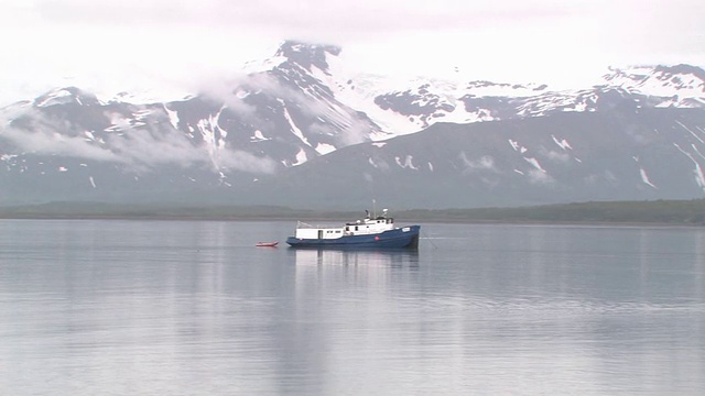 美国，阿拉斯加，卡特迈国家公园，船停泊在海湾，雪山的背景视频素材