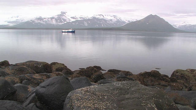 WS, PAN，美国，阿拉斯加，卡特迈国家公园，船停泊在海湾，雪山的背景视频素材