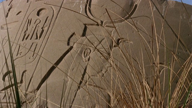 MS Stone with hieroglyphics with obelisk in background at Luxor Temple/ PAN CU象形文字/卢克索，埃及视频素材